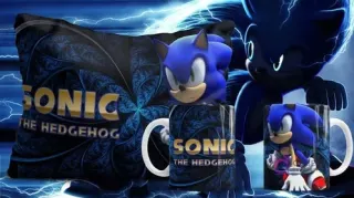 Plantilla sublimación Sonic The Hedgehog con texto dorado y fondo geométrico azul fractal en cojín y tazas, fondo oscuro con rayos.