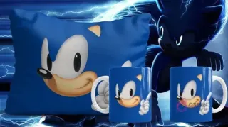 Plantilla sublimación cara de Sonic clásico en cojín y tazas, sobre fondo azul liso, fondo oscuro con rayos y Sonic sombrío.