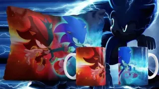 Plantilla sublimación Sonic y Shadow The Hedgehog en pose de combate con fondos contrastantes rojo y azul en cojín y tazas, fondo oscuro con rayos.