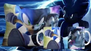 Plantilla sublimación Sonic Werehog con diseño texturizado peludo y garras en cojín y tazas, fondo verdoso abstracto y rayos.