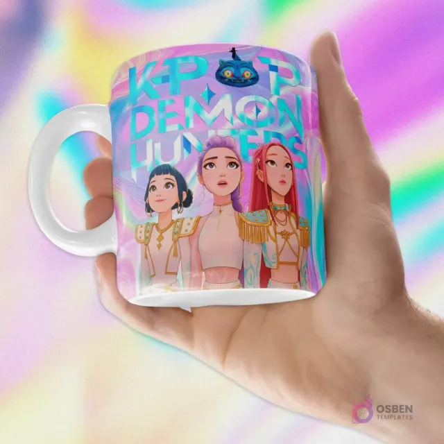 Taza blanca sublimada con diseño K-POP Demon Hunters, tres personajes femeninos de anime y un gato azul místico, sostenida por una mano.