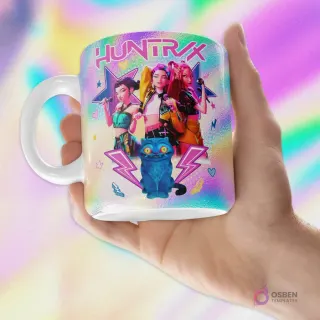 Taza blanca sublimada con logo HUNTRIX y tres heroínas de anime K-Pop en poses dinámicas con un gato azul, fondo pastel holográfico.