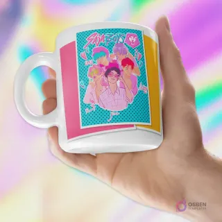 Taza blanca sublimada con diseño GAJA BOYS, cinco personajes masculinos estilo anime/manga con fondo rosa y turquesa a puntos, sostenida por una mano.
