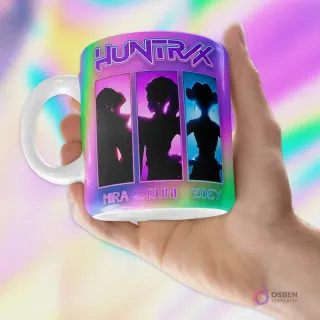 Taza blanca sublimada con diseño HUNTRIX de siluetas de Mira, Rumi y Zoey con efectos de luz neón, fondo degradado holográfico.