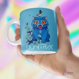 Taza blanca sublimada con diseño del gato azul mascota de HUNTRIX, con flores de cerezo y un pájaro, fondo azul brillante, sostenida por una mano.