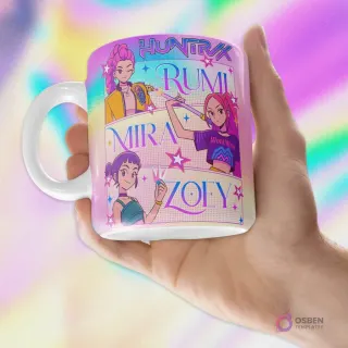 Taza blanca sublimada con diseño HUNTRIX de Mira, Rumi y Zoey en estilo anime, cada una con su nombre, enérgico fondo multicolor.