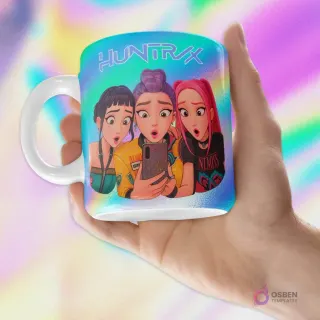 Taza blanca sublimada con diseño HUNTRIX de tres personajes femeninos de anime sorprendidas mirando un teléfono, fondo azul y rosa.