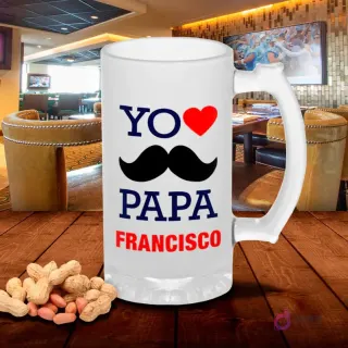 Mockup de chopero de vidrio esmerilado con diseño 'YO ❤️ PAPA FRANCISCO' y bigote negro, sobre mesa de madera con cacahuetes, fondo de bar moderno. Plantilla sublimación Día del Padre.