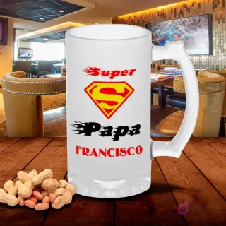 Chopero esmerilado con diseño 'Super Papa FRANCISCO' y logo de superhéroe en llamas, sobre mesa de madera con cacahuetes, fondo de bar. Plantilla sublimación Super Papá.
