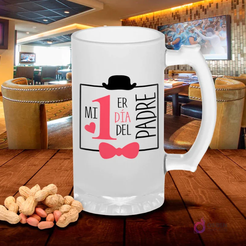 Chopero esmerilado con diseño 'Mi 1er Día del Padre' y elementos de sombrero, bigote y moño rosa, sobre mesa de madera con cacahuetes, fondo de bar. Plantilla para primer Día del Padre.