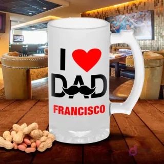 Chopp esmerilado con diseño 'I ❤️ DAD FRANCISCO' y bigote negro, sobre mesa de madera con cacahuetes, fondo de bar. Plantilla personalizable para sublimar Día del Padre.