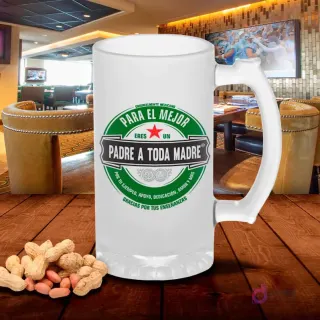 Shoper de vidrio esmerilado con diseño circular 'Para el mejor Padre a toda Madre' con estilo de logo cervecero, sobre mesa de madera con cacahuetes, fondo de bar. Plantilla sublimación Padre Mexicano.