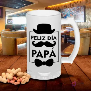 Chopero esmerilado con diseño 'Feliz Día Papá' con sombrero, bigote y moño, sobre mesa de madera con cacahuetes, fondo de bar. Plantilla clásica para sublimar Día del Padre.