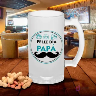 Chopp de vidrio esmerilado con diseño circular 'Feliz Día Papá' en tonos turquesa con bigote y pequeñas figuras de niños, sobre mesa de madera con cacahuetes, fondo de bar. Plantilla familiar Día del Padre.