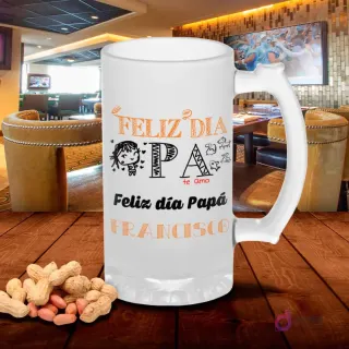 Shoper esmerilado con diseño 'Feliz día Papá FRANCISCO' con ilustración de niña y texto naranja, sobre mesa de madera con cacahuetes, fondo de bar. Plantilla Día del Padre infantil.