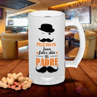 Chopero de vidrio esmerilado con diseño 'Feliz Día Pa Feliz día del Padre' y bigote con guiño, texto naranja, sobre mesa de madera con cacahuetes, fondo de bar. Plantilla sublimación Día del Padre con humor.