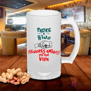 Jarra cervecera esmerilada con diseño 'Padre e Hijo Mejores Amigos de por Vida' con dos puños chocando, sobre mesa de madera con cacahuetes, fondo de bar. Plantilla sublimación Padre Hijo.