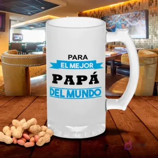 Chopp de vidrio esmerilado con diseño 'Para el mejor Papá del Mundo' con cinta azul decorativa, sobre mesa de madera con cacahuetes, fondo de bar. Plantilla sublimación Mejor Papá.