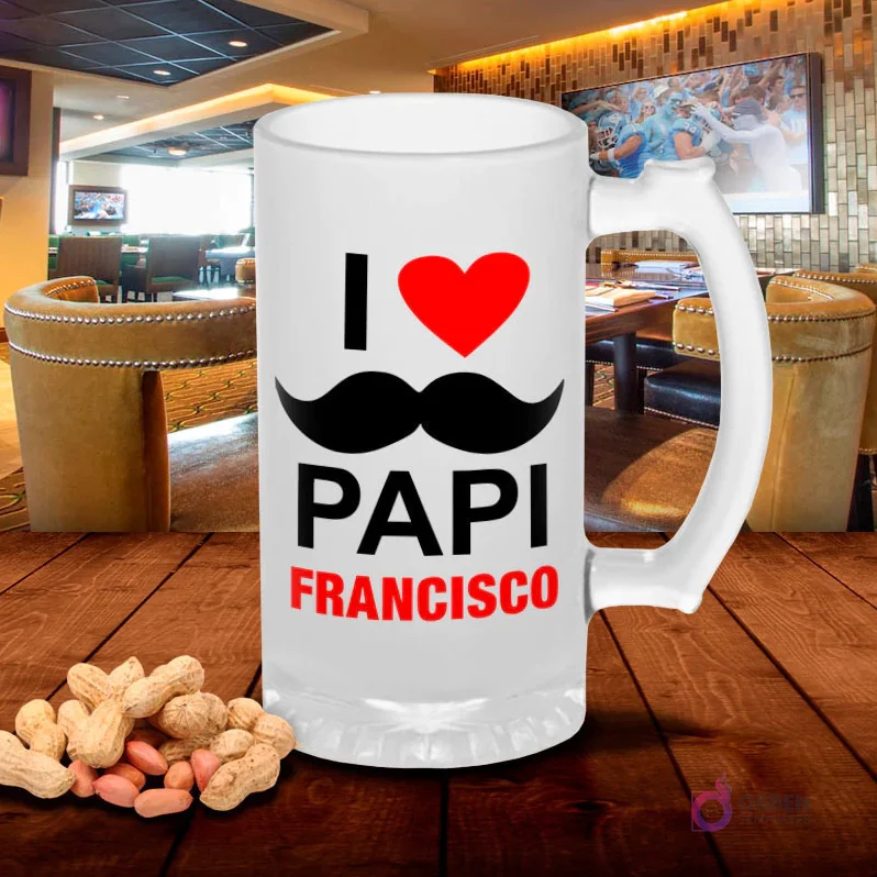 Chopp esmerilado con diseño 'I ❤️ PAPI FRANCISCO' con corazón rojo y bigote negro, sobre mesa de madera con cacahuetes, fondo de bar. Plantilla sublimación Papi Francisco.
