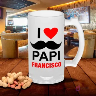 Chopp esmerilado con diseño 'I ❤️ PAPI FRANCISCO' con corazón rojo y bigote negro, sobre mesa de madera con cacahuetes, fondo de bar. Plantilla sublimación Papi Francisco.