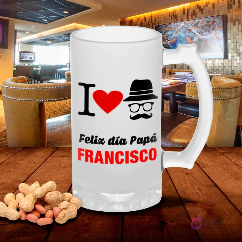Shoper de vidrio esmerilado con diseño 'I ❤️ Papá Feliz día Papá FRANCISCO' con corazón, bigote y sombrero, sobre mesa de madera con cacahuetes, fondo de bar. Plantilla sublimación Papá con estilo.