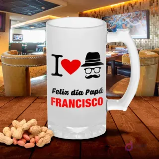 Shoper de vidrio esmerilado con diseño 'I ❤️ Papá Feliz día Papá FRANCISCO' con corazón, bigote y sombrero, sobre mesa de madera con cacahuetes, fondo de bar. Plantilla sublimación Papá con estilo.