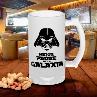 Chopero esmerilado con diseño 'Mejor Padre de la Galaxia' y casco de Darth Vader, sobre mesa de madera con cacahuetes, fondo de bar. Plantilla Star Wars para sublimar Día del Padre.