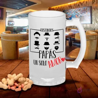 Shoper esmerilado con diseño 'Distintos Papás un solo amor' y variedad de bigotes/sombreros, sobre mesa de madera con cacahuetes, fondo de bar. Plantilla sublimación estilos de Papá.