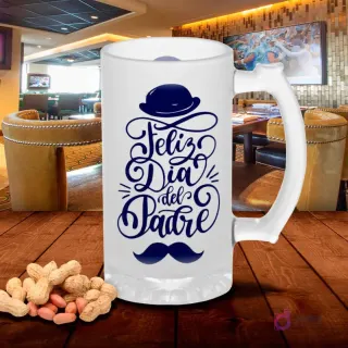 Chopero de vidrio esmerilado con diseño 'Feliz Día del Padre' caligráfico en azul con sombrero y bigote, sobre mesa de madera con cacahuetes, fondo de bar. Plantilla sublimación Padre elegante.
