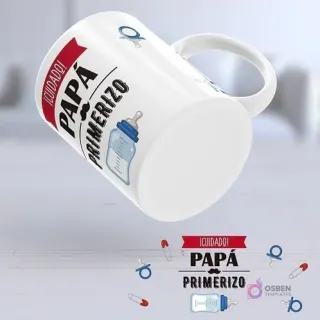 Taza flotante para sublimación con diseño '¡Cuidado! Papá Primerizo' rodeado de biberones, chupetes y broches de bebé.