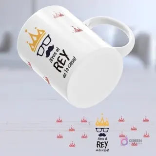 Taza sublimada flotando con diseño '¡Eres el REY de la Casa!' y un icono de corona con lentes y bigote.