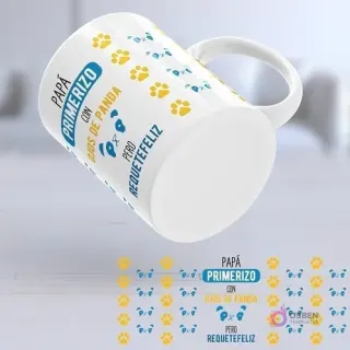 Taza flotante con diseño humorístico 'Papá Primerizo con Ojos de Panda pero Requetefeliz' y huellas de oso panda.