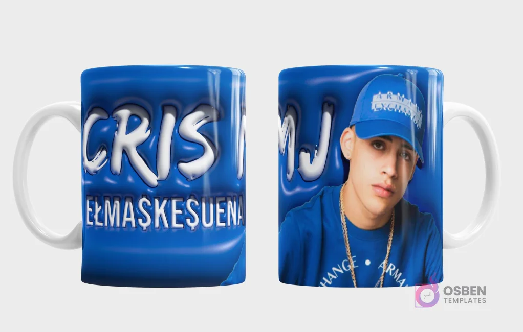 Taza sublimada con diseño 3D del nombre Cris MJ y retrato del cantante urbano Cris MJ con gorra azul