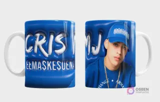 Taza sublimada con diseño 3D del nombre Cris MJ y retrato del cantante urbano Cris MJ con gorra azul