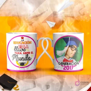 Dos tazas mockup de graduación, una con espacio para foto del graduado y otra con la frase 'La Educación es la llave para abrir el MUNDO, un Pasaporte a la Libertad' con diseño colorido.