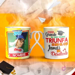 Dos tazas mockup de graduación, una con espacio para foto del graduado 'Generación 2017' y otra con la frase 'EL CONOCIMIENTO se aprende POR MEDIO del ESTUDIO'.
