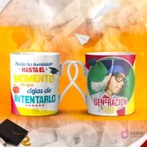 Dos tazas mockup de graduación, una con espacio para foto del graduado 'Generación 2017' y otra con la frase 'TU FUTURO ES BRILLANTE Y LLENO DE FELICIDAD'.