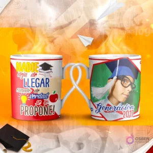 Dos tazas mockup de graduación, una con espacio para foto del graduado y otra con la frase 'HOY TERMINA una ETAPA y Empieza otra en tu VIDA!'.