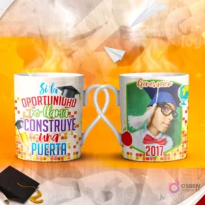 Dos tazas mockup de graduación, una con espacio para foto del graduado y otra con la frase 'VAYAS DONDE VAYAS VE CON TODO TU CORAZÓN!'.