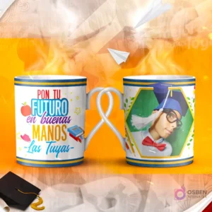 Dos tazas mockup de graduación, una con espacio para foto del graduado y otra con la frase 'NUNCA PARES NUNCA TE CONFORMES'.