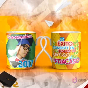 Dos tazas mockup de graduación, una con espacio para foto del graduado y otra con la frase 'Algún DÍA diré 