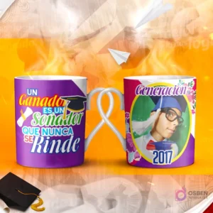 Dos tazas mockup de graduación, una con espacio para foto del graduado y otra con la frase 'SUEÑA en GRANDE y pasaran COSAS GIGANTES'.