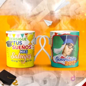 Dos tazas mockup de graduación, una con espacio para foto del graduado y otra con la frase 'FELICIDADES POR TU GRADUACIÓN SIGUE SIEMPRE ADELANTE'.