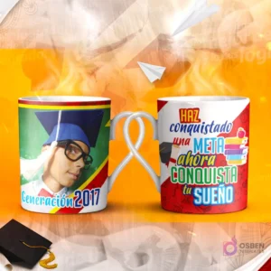Dos tazas mockup de graduación, una con espacio para foto del graduado y otra con la frase 'SE ALCANZA EL ÉXITO Convirtiendo CADA PASO en una META'.