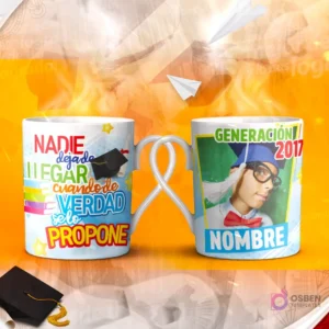 Dos tazas mockup de graduación, una con espacio para foto del graduado y otra con la frase 'Si vas a DUDAR de algo QUE SEA de tus LIMITES'.