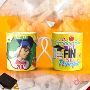 Dos tazas mockup de graduación, una con espacio para foto del graduado y otra con la frase 'La EDUCACIÓN es el ARMA mas PODEROSA para CAMBIAR EL MUNDO'.