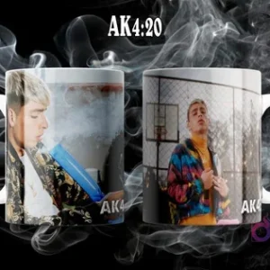 Dos tazas blancas sublimadas con diferentes poses dinámicas del artista urbano AK4:20, sobre un fondo oscuro y humo.
