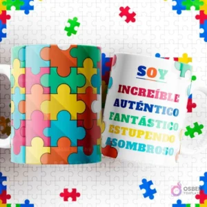 Dos tazas blancas con diseños de autismo sobre un fondo de piezas de puzzle. Una tiene un patrón completo de puzzles, la otra frases positivas como 'SOY INCREÍBLE, AUTÉNTICO, FANTÁSTICO'.