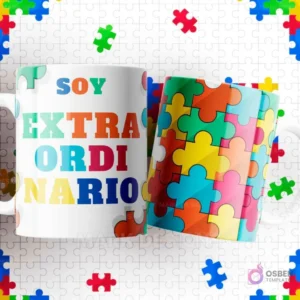 Dos tazas blancas con diseños de autismo sobre un fondo de piezas de puzzle. Una con 'SOY EXTRAORDINARIO' y la otra con un patrón de puzzle completo.