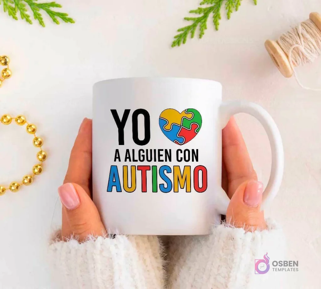 Manos sujetando una taza blanca con la frase 'YO ❤️ A ALGUIEN CON AUTISMO' donde el corazón es un puzzle de colores. Manos sujetando una taza blanca con la frase 'YO ❤️ A ALGUIEN CON AUTISMO' donde el corazón es un puzzle de colores.